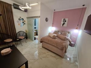 una camera con un letto a scomparsa rosa di Premium class Room a Zara (Zadar)