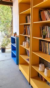 a book shelf filled with books in a room at Free Soul House - Localização ideal no centrinho in Alto Paraíso de Goiás