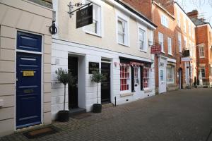 uma rua com uma porta azul num edifício em No 1 Bank Chambers em Sleaford