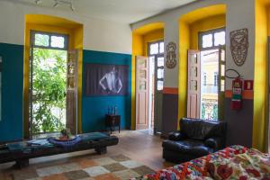 a living room with colorful walls and a couch at Casa Pretahub in Cachoeira