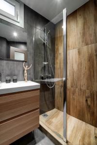 A bathroom at New Apartment in the Heart of Plaka Még 18 kép