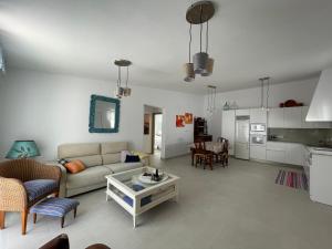 ein Wohnzimmer mit Sofa und Tisch in der Unterkunft Lovely Home Casa Tamaide - Costa del Silencio - in Costa Del Silencio