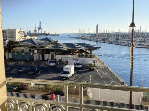 Blick auf den Yachthafen mit Fahrzeugen neben dem Wasser in der Unterkunft Le Phare in Sète