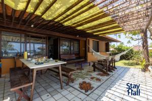 un patio con mesa, sillas y hamaca en Casa Beira Mar-Cozinheira-Piscina Privad-4QT-SH029 en Sirinhaém