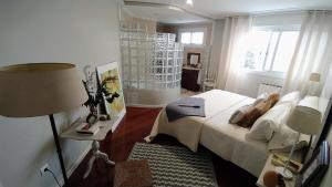 Un dormitorio con una cama grande y una ventana en APARTAMENTO VISTAZUL SAMIL, en Vigo