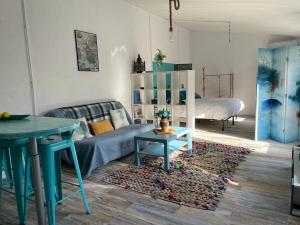 ein Wohnzimmer mit einem Sofa und einem Tisch in der Unterkunft Raconet Azul - Circuito Cataluña in Vallromanas