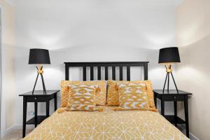 Кровать или кровати в номере Riverside Lodge - Grampian Lettings Ltd