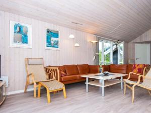 Three-Bedroom Holiday home in Ebeltoft 14にあるシーティングエリア