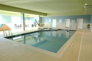 - une grande piscine dans une grande pièce dans l'établissement Holiday Inn Express & Suites Onalaska - La Crosse Area, an IHG Hotel, à Onalaska