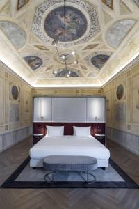Radisson Collection Hotel, Palazzo Nani Venice tesisinde bir odada yatak veya yataklar