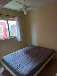 En eller flere senge i et værelse på GELSON SANTOS APARTAMENTOS MOBILIADOS