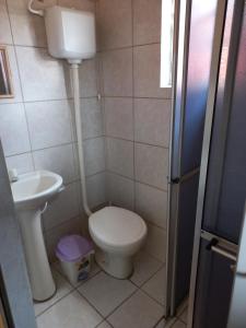 Et badeværelse på GELSON SANTOS APARTAMENTOS MOBILIADOS + 41 billeder