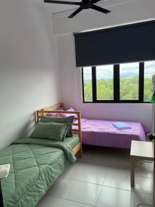 1 Schlafzimmer mit 2 Betten und einem Fenster in der Unterkunft Imperio Professional Suites @ FD Homestay in Alor Setar