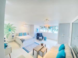 Gallery image of KASA Las Palmas OCEAN VIEW BEACHFRONT CONDO POOL in San Juan +26 photos