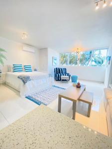 Gallery image of KASA Las Palmas OCEAN VIEW BEACHFRONT CONDO POOL in San Juan