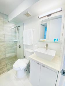 Gallery image of KASA Las Palmas OCEAN VIEW BEACHFRONT CONDO POOL in San Juan