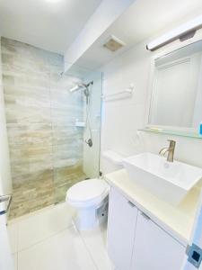 Phòng tắm tại KASA Las Palmas studio apt for 2 OCEAN VIEW BEACHFRONT CONDO POOL