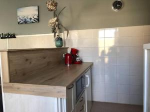 een keuken met een houten aanrecht in een kamer bij Appartement Duinzee Texel in De Koog