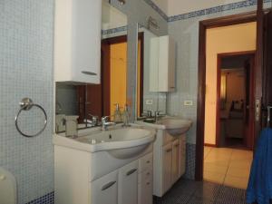 Ванная комната в Perla sul mare
