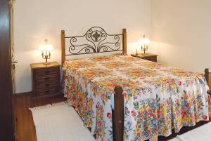A bed or beds in a room at Quinta da Silvares