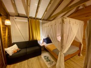 Posteľ alebo postele v izbe v ubytovaní Villa Gaïa - Bungalow Ti-Spa et son jacuzzi privé dans un jardin tropical, séjour en amoureux ou en famille