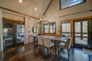 Fotografie z fotogalerie ubytování This chalet is luxury and mountain charm all wrapped up in one v destinaci Cherry Log + 14 fotografií