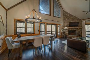 Fotografie z fotogalerie ubytování This chalet is luxury and mountain charm all wrapped up in one v destinaci Cherry Log