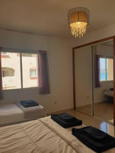 Ein Bett oder Betten in einem Zimmer der Unterkunft Estepona port beachside apartment - Marina Bay