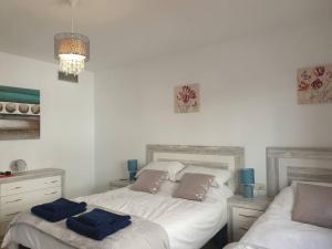 Ein Bett oder Betten in einem Zimmer der Unterkunft Estepona port beachside apartment - Marina Bay