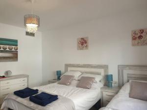 Postel nebo postele na pokoji v ubytování Estepona port beachside apartment - Marina Bay + 19 fotografií