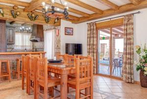 マロにあるBonifacioのキッチン、ダイニングルーム(木製のテーブルと椅子付)