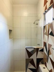 een badkamer met een douche, een wastafel en een toilet bij Pousada Pepone - Fortaleza Centro in Fortaleza