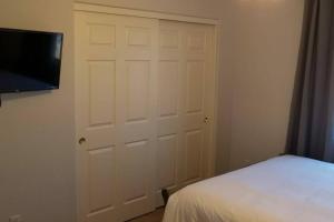 1 dormitorio con puerta blanca y cama en Phoenix comfort home BNB en Phoenix