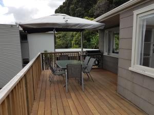 Balkón nebo terasa v ubytování Coromandel Tapu - Beachfront Escape
