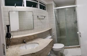 une salle de bain avec un lavabo, des toilettes et une douche dans l'établissement Ancorar Resort Frente Mar - Flat 6103, à Porto de Galinhas