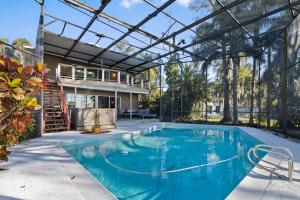 Photo de la galerie de l'établissement Spacious Lakefront House with Pool, Hottub, & Boating, à Orlando