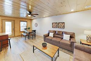 sala de estar con sofá y mesa en Bear Cove Falls, en Pigeon Forge