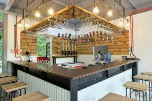 - un bar dans un restaurant aux murs en bois dans l'établissement Momarco Forest Cove, à Tanay