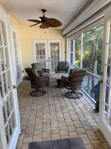 een afgeschermde veranda met een tafel en stoelen bij Windemere on Marco Island. 4 BR waterfront home in Marco Island