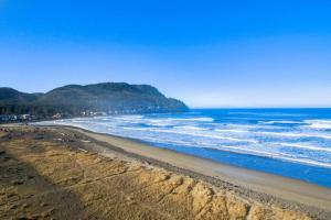 a view of a beach with the ocean at Cozy Seaside Bungalow, Brand New Hot Tub, Fast WiFi & W&D - Walk to the Beach in Seaside