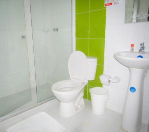 uma casa de banho com um WC, um lavatório e um chuveiro em Hotel NelyMar em Santa Marta