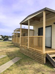 une rangée de mobile homes avec un kiosque dans l'établissement Swansea Holiday Park Tasmania, à Swansea