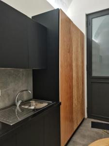 A kitchen or kitchenette at Cammileddi mini suite