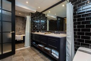 a bathroom with a sink and a large mirror at 朵兒dor韓國汗蒸幕 동대문점 商務旅店 in Taipei