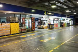 林肯港塔斯曼大酒店的一家杂货店的空过道,里面装有自动售货机
