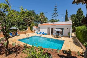een villa met een zwembad en een huis bij Villa de Santa Maria in Albufeira