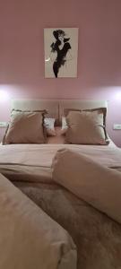 sypialnia z dwoma łóżkami i kobieta na koniu w obiekcie Premium class Room w mieście Zadar