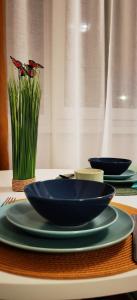 uma mesa com três tigelas azuis numa mesa em Focus Lux em Miercurea Ciuc