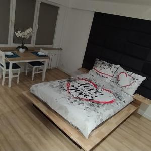 una camera con letto e tavolo di Apartament Toruń Dreams a Toruń