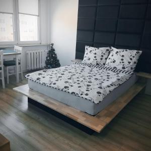 un letto su una piattaforma di legno in una camera da letto di Apartament Toruń Dreams a Toruń